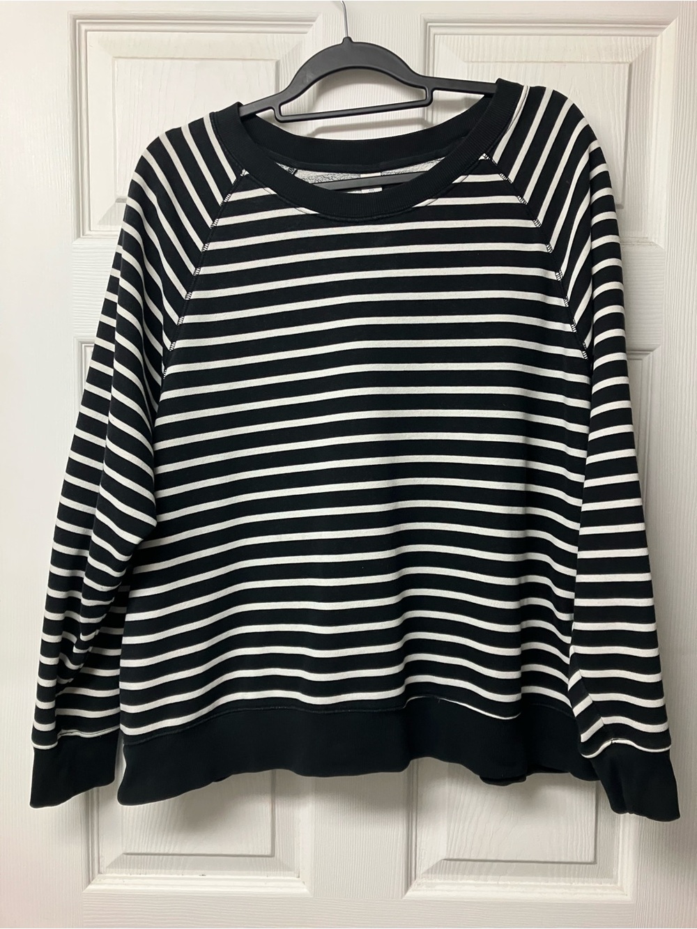 XXL old navy  Black & White Crewneck Sweater